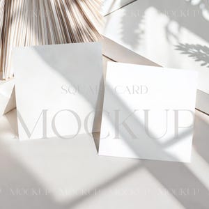 Quadratische Geburtstagskarte Mockup, Doppelte quadratische Einladung Mockup, Hochzeit 5x5 Karten Mockup, quadratische Visitenkarte Mockup, PSD Zwei 6x6 Karten Mockup