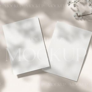 Mockup voor twee uitnodigingskaarten, mockup voor dubbele kaarten, mockup voor vrijgezellenfeest, mockup voor neutraal uitnodigen, modern mockup voor twee kaarten, mockup voor 5 x 7 uitnodigingen