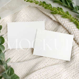 Mockup voor kaarten van 5 x 3,5 inch, mockup met naamkaart, mockup voor RSVP-kaart, mockup met plaatskaart voor bruiloft, PSD-mockup met details, mockup met dubbele kaart