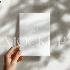 Witte uitnodigingskaartmodel, minimaal 5 x 7 model, bruidsdouchekaartmodel, handen met kaartmodel, blanco kaartmodel, uitnodigingskaartmodel