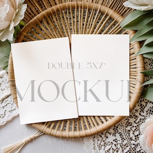 Mockup di due biglietti d'invito, mockup di biglietti doppi 5x7, mockup di biglietti bifacciali, mockup di inviti per baby shower, mockup di biglietti di auguri per matrimonio