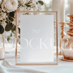 Gerahmtes 15x18 Schild Mockup, Hochzeit Tischnummer Mockup, Neutrales Ereignis Schild Mockup, Baby Shower Tischschild Mockup, PSD Goldrahmen Schild Mockup