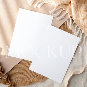 Mockup de cartões duplos 5x7, mockup de dois cartões de felicitações, mockup de cartão frente e verso, mockup de cartão de convite 5x7, mockup de cartão de felicitações PSD