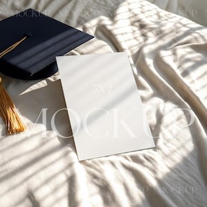 Grad 5x7 Kartenmockup, Einladungskarte Mockup, Abschlussfeier Grußkarte Mockup, Einfaches Kartenmodell, Minimalistisches 5x7 Mockup, leere Karte Mockup