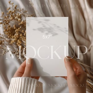 Boho Hand Card Mockup, 5x7 Photoshop Mockup, Mockup di invito a nozze, Mock di carta minimalista, Mockup di biglietto d'auguri, Mockup di carta con presa a mano