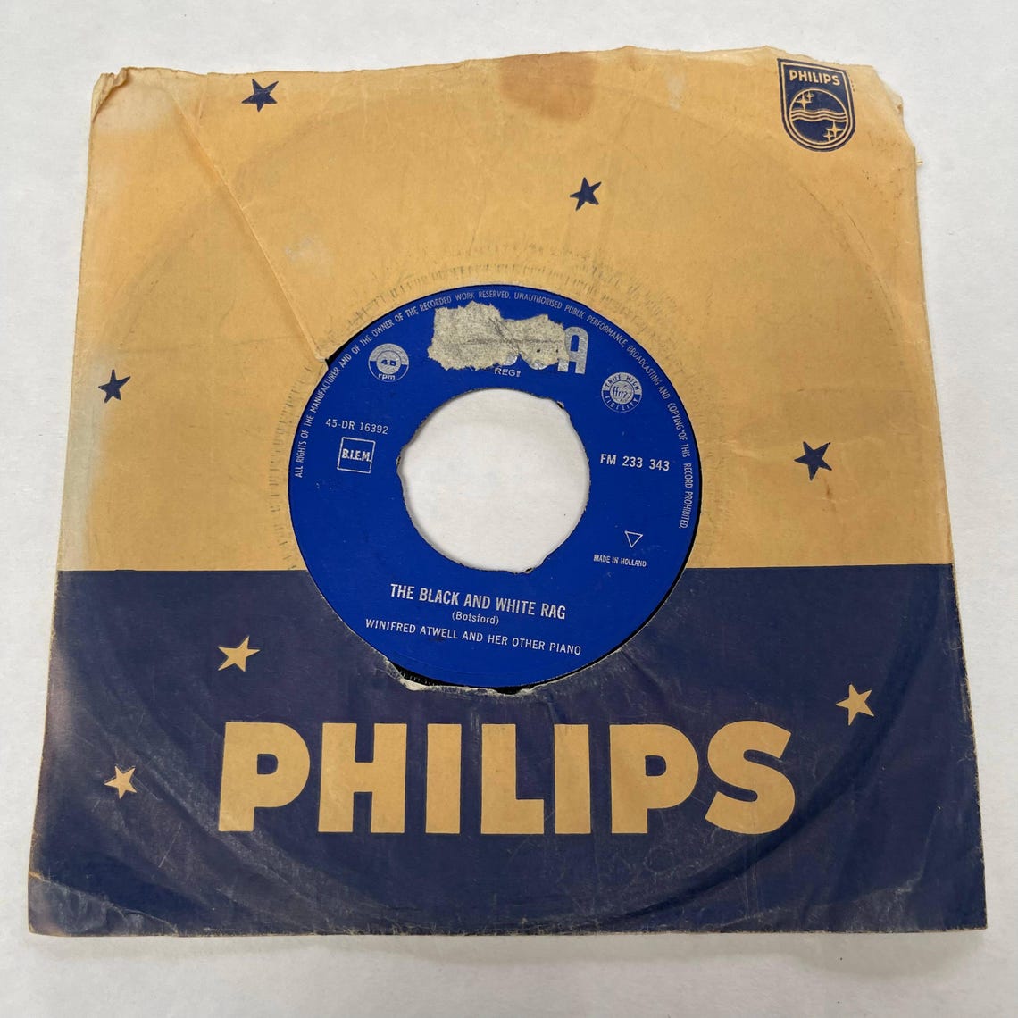Winifred Atwell and her Piano Vintage Vinyl Music Record 7" 45 RPM Cross Hand Boogie, The Black and White Rag, foto 2 di 4