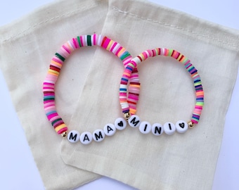 Conjunto de pulseras personalizadas Mama & Mini- Estiramiento con cuentas Heishi y su elección de letras- Regreso a la escuela/Regalo para hija, mamá, etc.