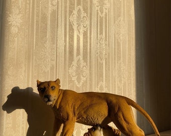 Uniek handgemaakt leeuwenfamiliebeeld van hars: Safari-geïnspireerde charme