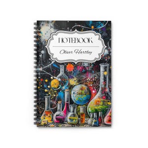 Könnte beinhalten: Ein farbenfroher Notizbuchumschlag mit einem wissenschaftlichen Thema. Der Umschlag zeigt verschiedene Bechergläser und Kolben, die mit bunten Flüssigkeiten gefüllt sind. Der Text "NOTEBOOK" und "Oliver Hartley" ist auf dem Umschlag aufgedruckt.