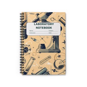 Può includere: Un quaderno di laboratorio a spirale con una copertina beige che presenta un'illustrazione vintage di attrezzature scientifiche, tra cui un microscopio, becher e provette. La copertina include anche il testo "Laboratory Notebook".