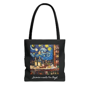 Könnte beinhalten: Schwarze Tragetasche mit einem farbenfrohen Gemälde einer sternenklaren Nachtszene mit einem Fenster und Flaschen auf einem Tisch. Der Text "Science meets Van Gogh" ist auf der Tasche aufgedruckt.