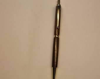 Handgefertigter Kugelschreiber aus Holz.