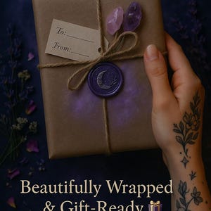 K&ouml;nnte beinhalten: Ein Geschenk in braunes Papier verpackt, mit Bindfaden verschn&uuml;rt und mit einem lila Wachssiegel mit Mondmotiv versehen. Zwei Amethystkristalle schm&uuml;cken die Oberseite. Der Text auf dem Geschenkanh&auml;nger lautet "An:" und "Von:" mit "Beautifully Wrapped & Gift-Ready".