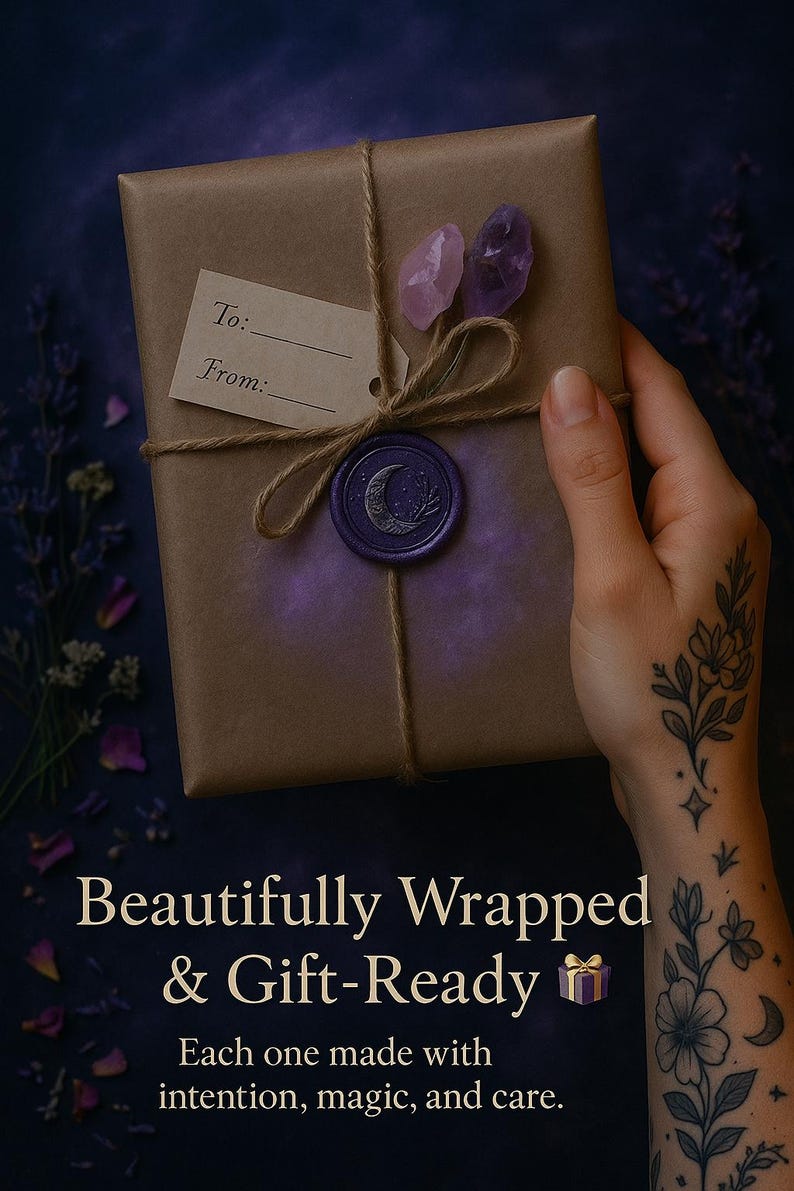 K&ouml;nnte beinhalten: Ein Geschenk in braunes Papier verpackt, mit Bindfaden verschn&uuml;rt und mit einem lila Wachssiegel mit Mondmotiv versehen. Zwei Amethystkristalle schm&uuml;cken die Oberseite. Der Text auf dem Geschenkanh&auml;nger lautet "An:" und "Von:" mit "Beautifully Wrapped & Gift-Ready".