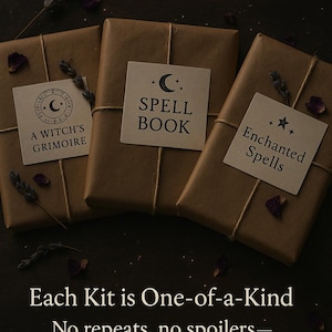 K&ouml;nnte beinhalten: Drei braun verpackte Pakete mit Etiketten mit der Aufschrift "A Witch's Grimoire", "Spell Book" und "Enchanted Spells". Die Pakete sind mit Bindf&auml;den, getrocknetem Lavendel und Rosenbl&auml;ttern verziert. Der Text darunter lautet "Jedes Kit ist einzigartig".