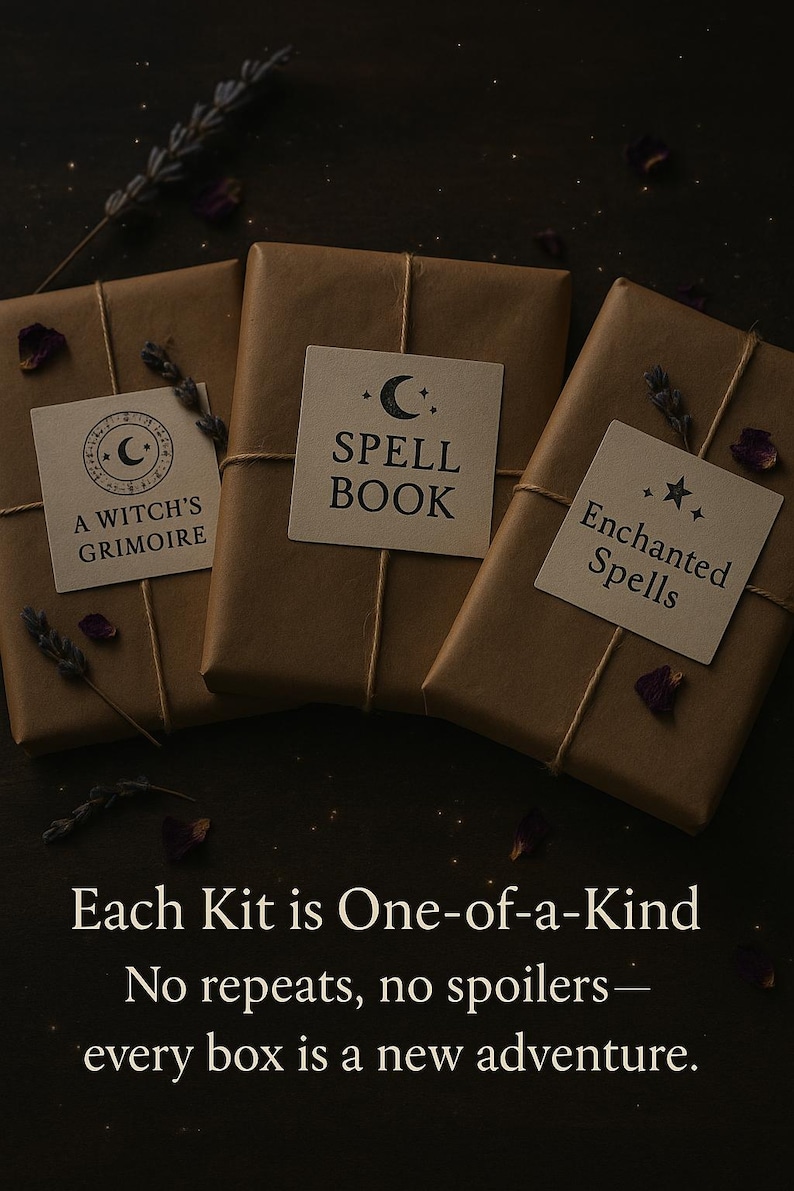 K&ouml;nnte beinhalten: Drei braun verpackte Pakete mit Etiketten mit der Aufschrift "A Witch's Grimoire", "Spell Book" und "Enchanted Spells". Die Pakete sind mit Bindf&auml;den, getrocknetem Lavendel und Rosenbl&auml;ttern verziert. Der Text darunter lautet "Jedes Kit ist einzigartig".