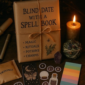 K&ouml;nnte beinhalten: Ein mit braunem Papier umwickeltes Buch mit dem Text "BLIND DATE WITH A SPELL BOOK" und den W&ouml;rtern "MAGIC, RITUALS, POTIONS, CHARMS". Eine brennende Kerze, Aufkleber und andere mystische Gegenst&auml;nde sind darum angeordnet.