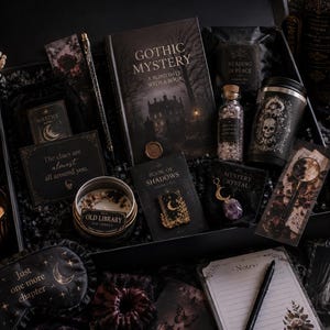 Puede incluir: Una caja de regalo que contiene un libro titulado Gothic Mystery, un vaso con estampado de calavera, una vela etiquetada Old Library, un antifaz para dormir con el texto Just one more chapter, un bloc de notas, un bolígrafo, un cristal, sales de baño y varios artículos de papelería oscuros.