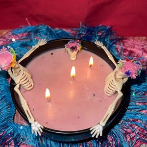 Boney Bath Time Valentine’s Day Gift  - 3-Wick Soy Wax Candle With Handcrafted Flower Crown Made of Real Flowers