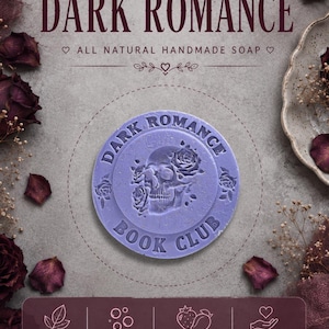 以下が含まれることがあります： DARK ROMANCE BOOK CLUBという文字と、頭蓋骨とバラのエンボス加工が施された紫色の丸い石鹸。Blue Creek Farmのこの手作り天然石鹸は、甘いイチゴとマンゴーの香りが特徴で、豊かでクリーミーな泡立ちを楽しめます。