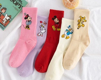 Collection de chaussettes brodées personnages Disney magiques : entrez dans la fantaisie et le confort ! | 5 paires