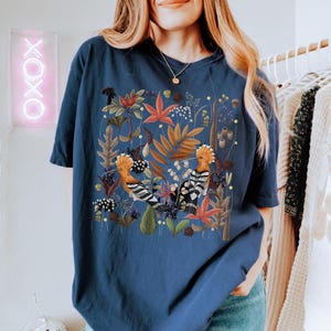 Hoopoe Bird Shirt, Nature Lover Tee, Botanical Bird T-Shirt Floral Aesthetic Shirt Vintage Birdwatcher Gift Wildlife Lover Shirt Ornithology Midnight