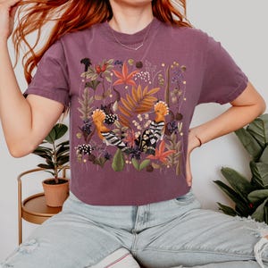 Hoopoe Bird Shirt, Nature Lover Tee, Botanical Bird T-Shirt Floral Aesthetic Shirt Vintage Birdwatcher Gift Wildlife Lover Shirt Ornithology Berry