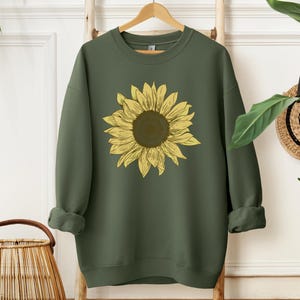 Vintage Sunflower Sweatshirt, Boho Floral Crewneck, Nature Inspired Pullover, Retro Flower Sweatshirt, Gift for Nature Lovers for womens