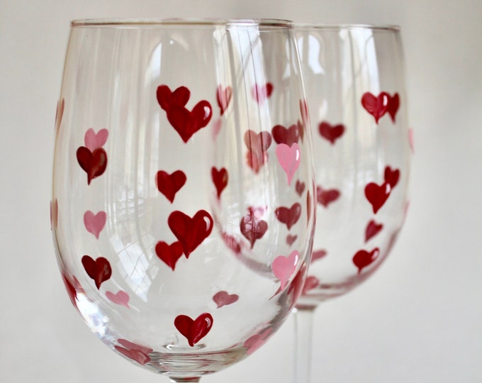 Set of two Hearts wine glasses hand painted - Minimalist design - Engagement, Wedding and Anniversary gift.