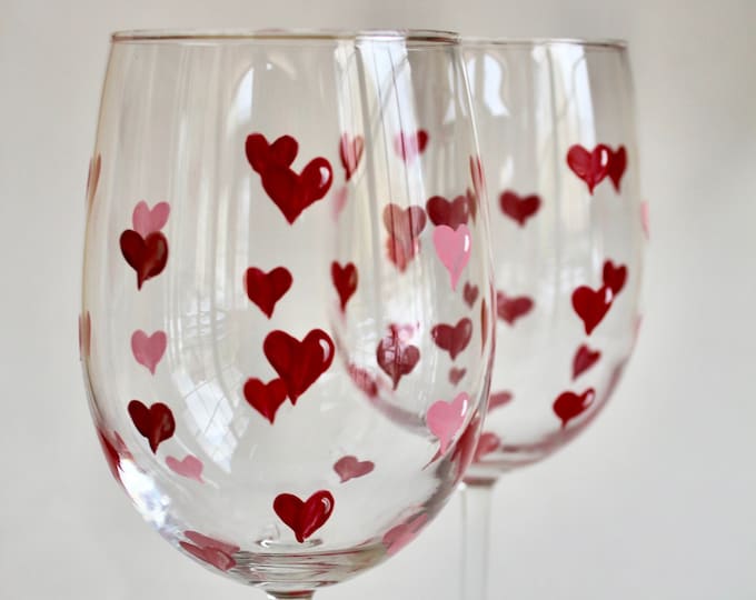 Set of two Hearts wine glasses hand painted - Minimalist design - Engagement, Wedding and Anniversary gift.