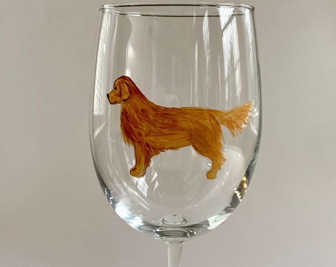 Personalized Golden Retriever wine glass, hand painted with “Golden Mom” or "Golden Dad" on base