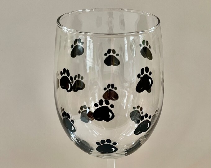 Personalized Dog Dad or Dog Mom gift - Paw print wine glass hand painted - Pet memorial gift.