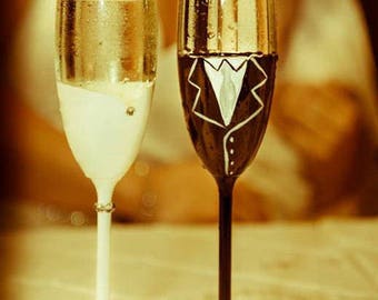 Wedding champagne flutes for Bride and Groom handpainted, personalization available.  Toasting glasses, engagement gift.