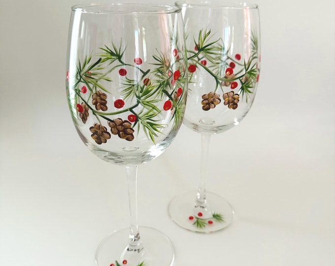Christmas painted wine glasses, set of 2. Hand painted with pine cones and berries. Wine lover gift. Holiday decor