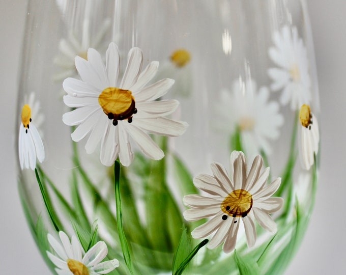 Birth month flower wine glass, April birthday hand painted daisies .  Wine lover gift for her.  Stem or stemless.