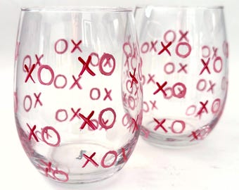 Hand painted Galentine wine glasses, set of XO kisses minimalist design
