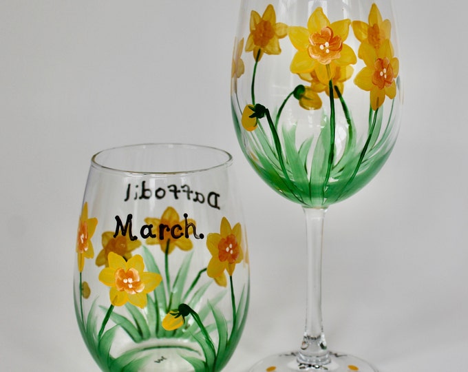 March birthday wine glass- Hand painted March birth month flower Daffodil- Personalize- Wine lover gift- Spring decor-USA made