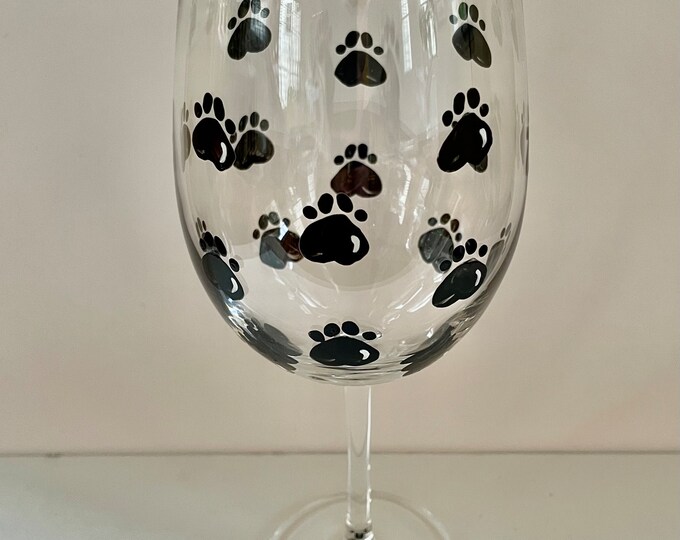 Paw print wine glass hand painted. Can be personalized on the base. Large capacity. Pet parent gift. Memorial gift.
