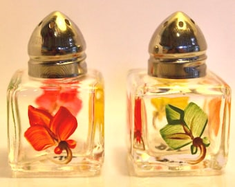 Fall salt and pepper shaker set, hand painted  leaves, Thanksgiving table decor, gift for her, miniature size.
