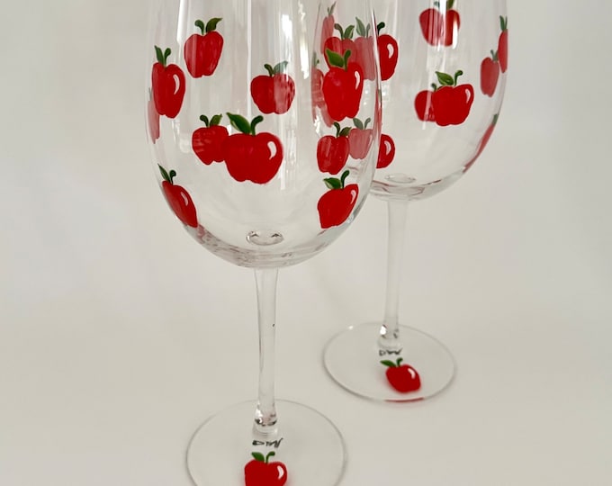 Painted apple wine glass set of 2, custom Fall decor teacher retirement gift, Fall wedding favor.