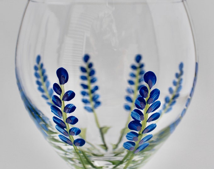 Stem wine glass lavender hand painted, lavender flower painted wine glass , gift for her, purple flowers, minimalist.