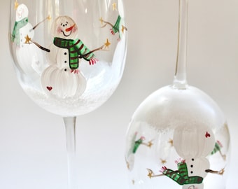 Snowman painted wine glasses, set of 2,  Hand painted Christmas wine glasses, wine enthusiast gift.  Holiday decor, hostess gift.