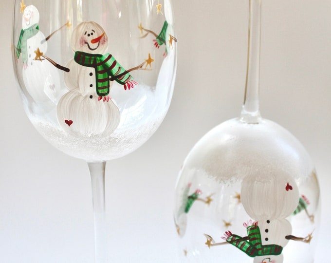 Snowman painted wine glasses, set of 2,  Hand painted Christmas wine glasses, wine enthusiast gift.  Holiday decor, hostess gift.