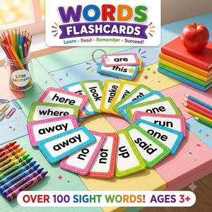 Può includere: Un set di flashcard Words con bordi colorati disposte in cerchio su una scrivania. Le carte presentano parole stampate come here, where, away, look, make, one, run e said. Include un barattolo di matite colorate, libri e pastelli a cera.