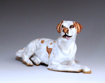 Figura de perro hecha a mano, perro manchado blanco, escultura de mascota de escritorio, arte del perro, estatuilla de perro, estatua del perro, perro de caza, cachorro feliz, perro de arcilla