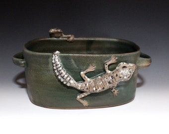 Cazuela verde a leña con gecko, figura de gecko, figura de lagarto, olla de lagarto rústica, olla rústica con lagarto, plato grande para servir verde