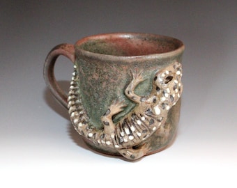 Mug Woodfired with Gecko, Gecko Figurine, Lizard Figurine, Lizard Mug Rustic, Rustic Coffee Cup with Lizard, Large Tea Mug, Pottery Mug