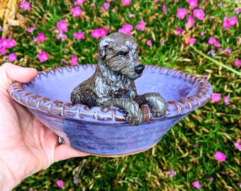 Cuenco de cerámica con figura de perro lobo, escultura de perro de arcilla hecha a mano, cuenco morado construido en bobina, regalo para amante de los perros, cuenco de servicio morado, arte del perro