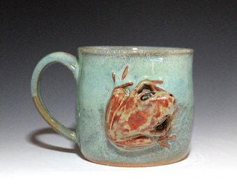Taza hecha a mano con figura de rana taza de cerámica texturizada, taza de café hecha a mano, taza de té de cerámica, taza para mamá, rana de cerámica, rana verde