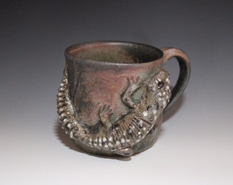 Mug Woodfired with Gecko, Gecko Figurine, Lizard Figurine, Lizard Mug Rustic, Rustic Coffee Cup with Lizard, Large Tea Mug, Pottery Mug